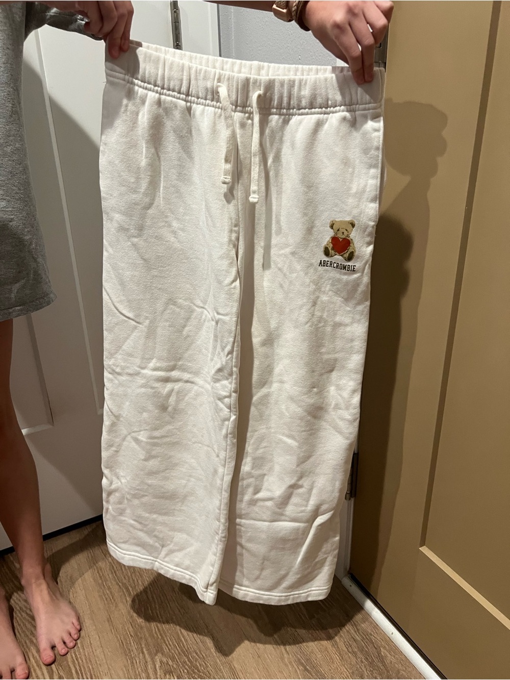 Abercrombie Kids white teddy logo sweatpants, size 9/10